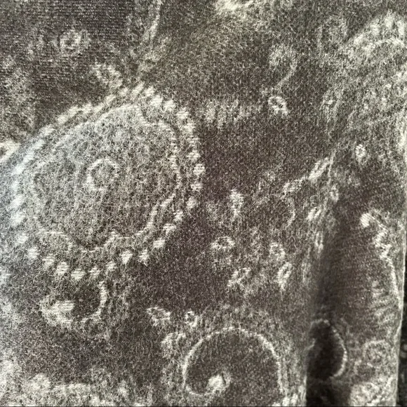 Cashmink V. Frass Soft Acrylic Fringed Black and Gray Scarf - Picture 2 of 8